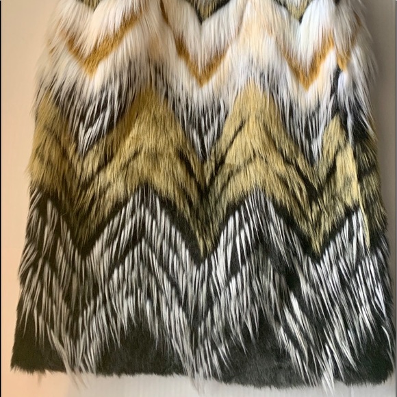 Luxurious, faux fur long vest - Picture 3 of 3
